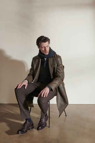 Grauen Polo Pullover kombinieren – 60 Herren Outfits: Kombinieren Sie einen grauen Polo Pullover mit einer dunkelbraunen Chinohose, um einen modischen Freizeitlook zu kreieren. Fühlen Sie sich ideenreich? Entscheiden Sie sich für dunkelbraunen Leder Oxford Schuhe.