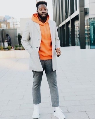 Niedrige Sneakers kombinieren – 500+ Herren Outfits: Kombinieren Sie einen grauen Mantel mit einer grauen vertikal gestreiften Wollchinohose, wenn Sie einen gepflegten und stylischen Look wollen. Fühlen Sie sich ideenreich? Wählen Sie niedrige Sneakers.