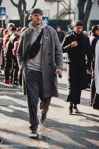 Anstecknadel kombinieren – 208 Herren Outfits: Kombinieren Sie einen grauen Mantel mit einem Anstecknadel für einen entspannten Wochenend-Look. Schwarze niedrige Sneakers mit Leopardenmuster sind eine gute Wahl, um dieses Outfit zu vervollständigen.