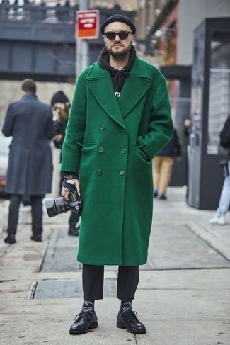 Dunkelblaue Mütze kombinieren – 500+ Herren Outfits: Für ein bequemes Couch-Outfit, kombinieren Sie einen grünen Mantel mit einer dunkelblauen Mütze. Fühlen Sie sich ideenreich? Entscheiden Sie sich für schwarzen Leder Derby Schuhe.
