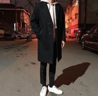 schwarzer Mantel, grauer Pullover mit einem Kapuze, schwarze Chinohose, weiße Segeltuch niedrige Sneakers für Herren