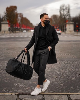 Schwarze Segeltuch Sporttasche kombinieren – 66 Herren Outfits: Entscheiden Sie sich für Komfort in einem schwarzen Mantel und einer schwarzen Segeltuch Sporttasche. Vervollständigen Sie Ihr Look mit weißen Segeltuch niedrigen Sneakers.
