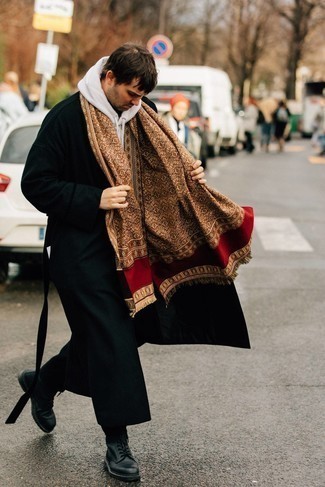 30 Jährige: Wie Mantel mit Chinohose zu kombinieren – 500+ Herren Outfits: Tragen Sie einen Mantel und eine Chinohose, um einen eleganten, aber nicht zu festlichen Look zu kreieren. Eine schwarze Lederfreizeitstiefel sind eine ideale Wahl, um dieses Outfit zu vervollständigen.