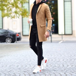 Lässige kalt Wetter Outfits Herren 2024: Tragen Sie einen camel Mantel und schwarzen enge Jeans mit Destroyed-Effekten für ein bequemes Outfit, das außerdem gut zusammen passt. Wählen Sie die legere Option mit weißen Sportschuhen.