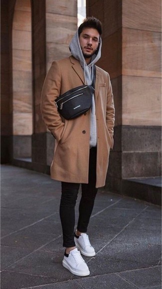 Schwarze Leder Bauchtasche kombinieren – 21 Herren Outfits kühl Wetter: Für ein bequemes Couch-Outfit, tragen Sie einen camel Mantel und eine schwarze Leder Bauchtasche. Weiße und schwarze Leder niedrige Sneakers sind eine perfekte Wahl, um dieses Outfit zu vervollständigen.