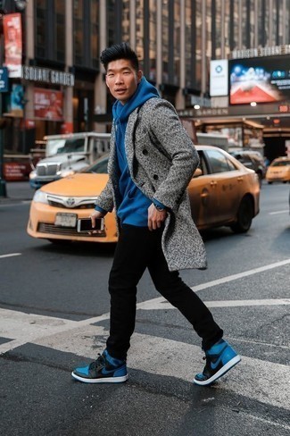 Blaue hohe Sneakers aus Leder kombinieren – 26 Herren Outfits: Erwägen Sie das Tragen von einem grauen Mantel und schwarzen Jeans, wenn Sie einen gepflegten und stylischen Look wollen. Fühlen Sie sich ideenreich? Ergänzen Sie Ihr Outfit mit blauen hohen Sneakers aus Leder.