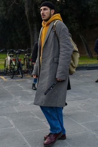 Fleece-Pullover mit einem Kapuze kombinieren – 55 Herren Outfits: Erwägen Sie das Tragen von einem Fleece-Pullover mit einem Kapuze und blauen Jeans für ein großartiges Wochenend-Outfit. Schalten Sie Ihren Kleidungsbestienmodus an und machen eine dunkelrote Lederfreizeitstiefel zu Ihrer Schuhwerkwahl.