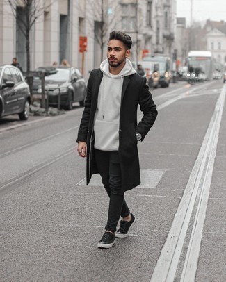 30 Jährige: Grauen Pullover kombinieren – 500+ Herren Outfits: Paaren Sie einen grauen Pullover mit schwarzen Jeans für ein großartiges Wochenend-Outfit. Wählen Sie schwarzen Leder niedrige Sneakers, um Ihr Modebewusstsein zu zeigen.