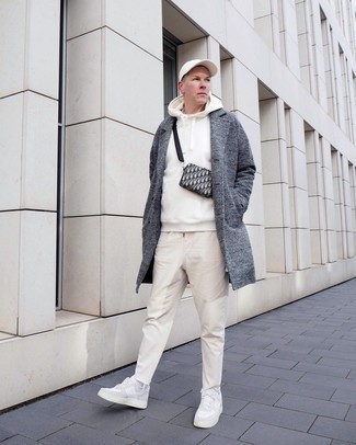 Dunkelgrauen Mantel kombinieren – 500+ Herren Outfits: Tragen Sie einen dunkelgrauen Mantel und hellbeige Jeans für Ihren Bürojob. Wenn Sie nicht durch und durch formal auftreten möchten, vervollständigen Sie Ihr Outfit mit weißen Leder niedrigen Sneakers.