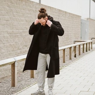 kalt Wetter Outfits Herren 2021: Kombinieren Sie einen schwarzen Mantel mit einer grauen Jogginghose für ein großartiges Wochenend-Outfit. Wenn Sie nicht durch und durch formal auftreten möchten, wählen Sie grauen Sportschuhe.