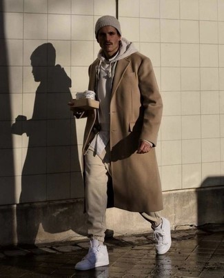 Casual kühl Wetter Outfits Herren 2024: Kombinieren Sie einen camel Mantel mit einer hellbeige Jogginghose für ein bequemes Outfit, das außerdem gut zusammen passt. Fühlen Sie sich ideenreich? Ergänzen Sie Ihr Outfit mit weißen hohen Sneakers aus Leder.