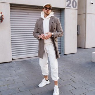 Weiße bedruckte Baseballkappe kombinieren – 167 Herren Outfits: Kombinieren Sie einen grauen Mantel mit Hahnentritt-Muster mit einer weißen bedruckten Baseballkappe für einen entspannten Wochenend-Look. Fühlen Sie sich ideenreich? Entscheiden Sie sich für weißen und schwarzen Leder niedrige Sneakers.