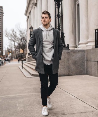 Welche Pullover mit einem Kapuze mit grauen Mantels zu tragen – 103 Herren Outfits: Kombinieren Sie einen grauen Mantel mit einem Pullover mit einem Kapuze für Drinks nach der Arbeit. Bringen Sie die Dinge durcheinander, indem Sie weißen Segeltuch niedrige Sneakers mit diesem Outfit tragen.