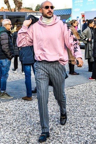 rosa bedruckter Pullover mit einem Kapuze von Moschino