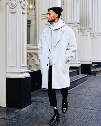 Welche Mäntel mit grauen Pullovers mit einem Kapuze zu tragen – 114 Herren Outfits: Entscheiden Sie sich für einen Mantel und einen grauen Pullover mit einem Kapuze, wenn Sie einen gepflegten und stylischen Look wollen. Entscheiden Sie sich für schwarzen Leder Derby Schuhe, um Ihr Modebewusstsein zu zeigen.
