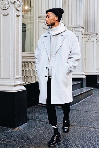 20 Jährige: Grauen Mantel kombinieren – 201 Smart-Casual Herren Outfits kühl Wetter: Vereinigen Sie einen grauen Mantel mit einer schwarzen Chinohose für einen für die Arbeit geeigneten Look. Schwarze Leder Derby Schuhe sind eine einfache Möglichkeit, Ihren Look aufzuwerten.