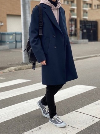Schwarze Chinohose kombinieren – 500+ Smart-Casual Herren Outfits: Kombinieren Sie einen dunkelblauen Mantel mit einer schwarzen Chinohose für Drinks nach der Arbeit. Fühlen Sie sich ideenreich? Komplettieren Sie Ihr Outfit mit grauen Segeltuch niedrigen Sneakers.