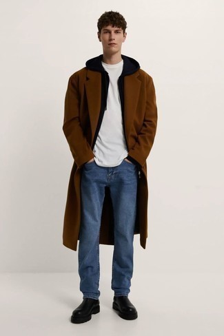 Smart-Casual kühl Wetter Outfits Herren 2024: Vereinigen Sie einen braunen Mantel mit dunkelblauen Jeans für Drinks nach der Arbeit. Fühlen Sie sich mutig? Komplettieren Sie Ihr Outfit mit schwarzen Chelsea Boots aus Leder.