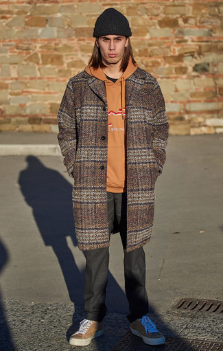 rotbrauner bedruckter Pullover mit einem Kapuze von The North Face