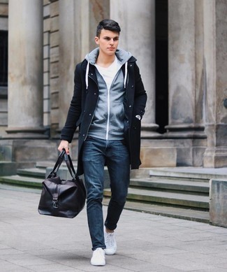 Braune Leder Sporttasche kombinieren – 154 Herren Outfits: Kombinieren Sie einen schwarzen Mantel mit einer braunen Leder Sporttasche für einen entspannten Wochenend-Look. Weiße Segeltuch niedrige Sneakers sind eine großartige Wahl, um dieses Outfit zu vervollständigen.