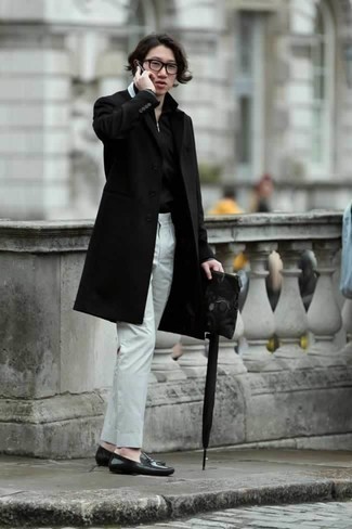 Schwarzen Pullover mit einem Reißverschluss am Kragen kombinieren – 48 Herren Outfits: Kombinieren Sie einen schwarzen Pullover mit einem Reißverschluss am Kragen mit einer weißen Anzughose für eine klassischen und verfeinerte Silhouette. Schwarze Leder Slipper sind eine perfekte Wahl, um dieses Outfit zu vervollständigen.