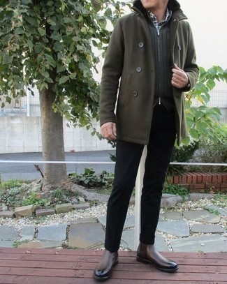 Dunkelgrünen Pullover mit einem Reißverschluß kombinieren – 33 Herren Outfits: Die Kombination von einem dunkelgrünen Pullover mit einem Reißverschluß und einer schwarzen Chinohose erlaubt es Ihnen, Ihren Freizeitstil klar und einfach zu halten. Fühlen Sie sich mutig? Vervollständigen Sie Ihr Outfit mit dunkelbraunen Chelsea Boots aus Leder.