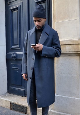 Dunkelblauen Schal kombinieren – 500+ Herren Outfits: Paaren Sie einen dunkelblauen Mantel mit einem dunkelblauen Schal für einen entspannten Wochenend-Look.