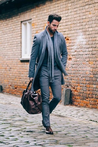 grauer Mantel, dunkelgrauer Pullover mit einem Rundhalsausschnitt, graue Anzughose, dunkelbraune Leder Oxford Schuhe für Herren