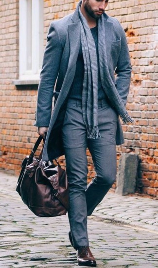 30 Jährige: Braune Leder Oxford Schuhe kombinieren – 105 Herren Outfits kalt Wetter: Kombinieren Sie einen grauen Mantel mit einer grauen Anzughose für einen stilvollen, eleganten Look. Braune Leder Oxford Schuhe sind eine großartige Wahl, um dieses Outfit zu vervollständigen.
