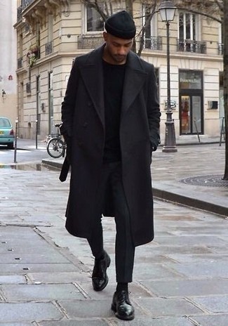 Schwarze Mütze kombinieren – 10 Elegante Herren Outfits kühl Wetter: Für ein bequemes Couch-Outfit, kombinieren Sie einen schwarzen Mantel mit einer schwarzen Mütze. Machen Sie Ihr Outfit mit schwarzen Leder Derby Schuhen eleganter.