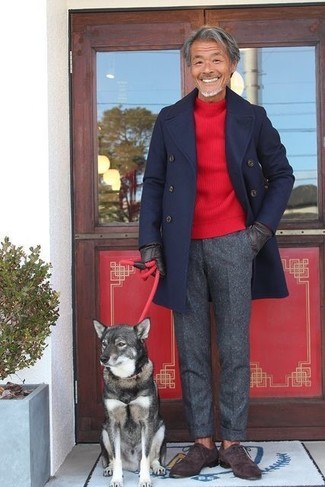 dunkelblauer Mantel, roter Pullover mit einem Rundhalsausschnitt, dunkelgraue Wollanzughose, dunkelbraune Wildleder Oxford Schuhe für Herren
