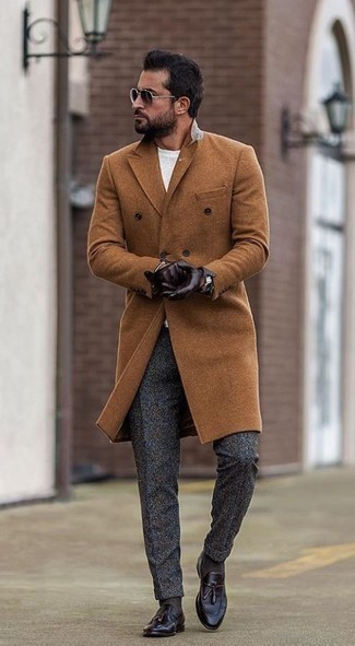Dunkellila Leder Slipper kombinieren – 84 Herren Outfits: Kombinieren Sie einen rotbraunen Mantel mit einer dunkelgrauen Wollanzughose, um vor Klasse und Perfektion zu strotzen. Bringen Sie die Dinge durcheinander, indem Sie dunkellila Leder Slipper mit diesem Outfit tragen.