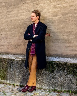 Lila Schal kombinieren – 52 Herren Outfits: Für ein bequemes Couch-Outfit, tragen Sie einen dunkelblauen Mantel und einen lila Schal. Fühlen Sie sich mutig? Vervollständigen Sie Ihr Outfit mit dunkelroten Leder Slippern mit Quasten.
