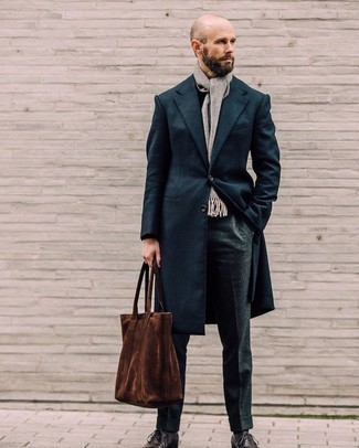 30 Jährige: Wie schwarzen Pullover mit einem Rundhalsausschnitt mit dunkelblauen Mantels zu kombinieren – 13 Herren Outfits kalt Wetter: Die Paarung aus einem dunkelblauen Mantel und einem schwarzen Pullover mit einem Rundhalsausschnitt ist eine perfekte Wahl für einen Tag im Büro. Fühlen Sie sich ideenreich? Wählen Sie dunkelbraunen Leder Oxford Schuhe.