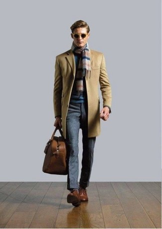 Dunkelblauen Pullover mit einem Rundhalsausschnitt kombinieren – 284 Herren Outfits kühl Wetter: Kombinieren Sie einen dunkelblauen Pullover mit einem Rundhalsausschnitt mit einer dunkelgrauen Wollanzughose für einen stilvollen, eleganten Look. Komplettieren Sie Ihr Outfit mit braunen Leder Derby Schuhen.