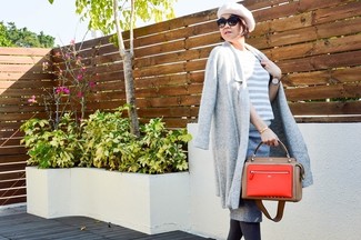 grauer Mantel, grauer horizontal gestreifter Pullover mit einem Rundhalsausschnitt, grauer Bleistiftrock, rote Shopper Tasche aus Leder für Damen