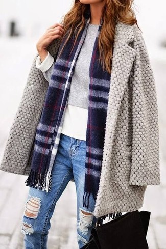 Schal kombinieren – 500+ Damen Outfits: Probieren Sie diese Kombi aus einem grauen Mantel und einem Schal für einen super coolen ultralässigen Alltags-Look.