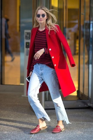 Hellblaue Boyfriend Jeans kombinieren – 292 Damen Outfits: Um eine entspannte und schöne Silhouette zu formen, probieren Sie diese Kombination aus einem roten Mantel und hellblauen Boyfriend Jeans. Putzen Sie Ihr Outfit mit roten Leder Slippern.