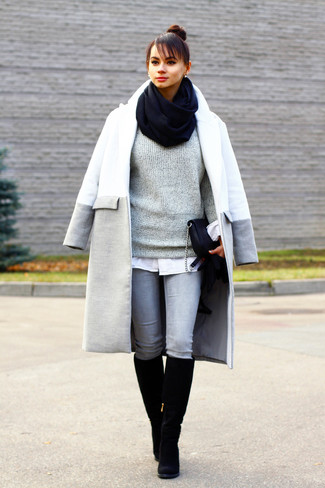 grauer Mantel, grauer Pullover mit einem Rundhalsausschnitt, weißes Businesshemd, graue enge Jeans für Damen