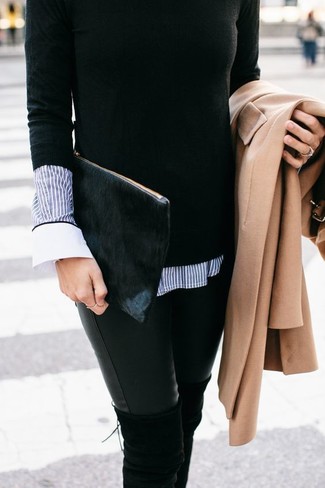 Overknee Stiefel kombinieren – 500+ Damen Outfits: Ein beige Mantel und schwarze enge Jeans aus Leder sind absolut Freizeit-Essentials und können mit einer Vielzahl von Stücken kombiniert werden, um ein frischen, legeres Outfit zu kreieren. Dieses Outfit passt hervorragend zusammen mit Overknee Stiefeln.