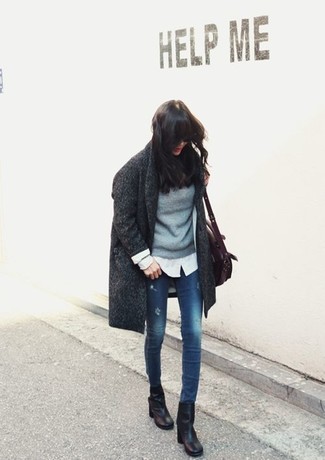 Grauen Mantel kombinieren – 539+ Damen Outfits: Für diesen lässigen Look eignen sich ein grauer Mantel und blaue enge Jeans ganz wunderbar. Schwarze Leder Stiefeletten sind eine perfekte Wahl, um dieses Outfit zu vervollständigen.