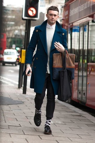 Wie hellbeige Pullover mit einem Rundhalsausschnitt mit blauen Mantels zu kombinieren – 17 Herren Outfits: Kombinieren Sie einen blauen Mantel mit einem hellbeige Pullover mit einem Rundhalsausschnitt für Ihren Bürojob. Schwarze Leder Derby Schuhe bringen Eleganz zu einem ansonsten schlichten Look.