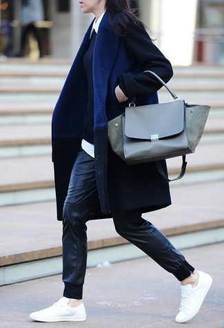 Blauen Mantel kombinieren – 189 Damen Outfits: Kombinieren Sie einen blauen Mantel mit einer schwarzen Jogginghose aus Leder, um einen stylischen Casual-Look zu kreieren. Ergänzen Sie Ihr Look mit weißen Leder niedrigen Sneakers.