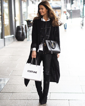 schwarzer Mantel, schwarzer Pullover mit einem Rundhalsausschnitt mit Schottenmuster, weißes Businesshemd, schwarze enge Hose aus Leder für Damen
