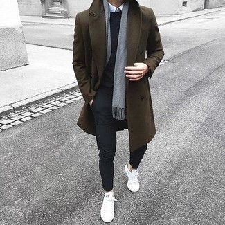 Schwarzen Pullover mit einem Rundhalsausschnitt kombinieren – 500+ Herren Outfits: Kombinieren Sie einen schwarzen Pullover mit einem Rundhalsausschnitt mit einer schwarzen Chinohose, um einen lockeren, aber dennoch stylischen Look zu erhalten. Weiße niedrige Sneakers verleihen einem klassischen Look eine neue Dimension.