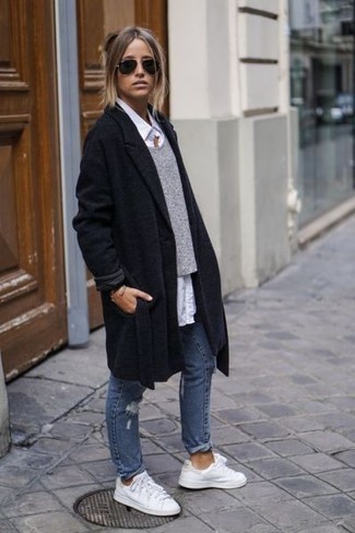 Grauen Pullover mit einem Rundhalsausschnitt kombinieren – 499 Damen Outfits: Um einen ultralässigen Look zu erzeugen, braucht man nur einen grauen Pullover mit einem Rundhalsausschnitt und blauen Jeans mit Destroyed-Effekten. Weiße Leder niedrige Sneakers sind eine großartige Wahl, um dieses Outfit zu vervollständigen.