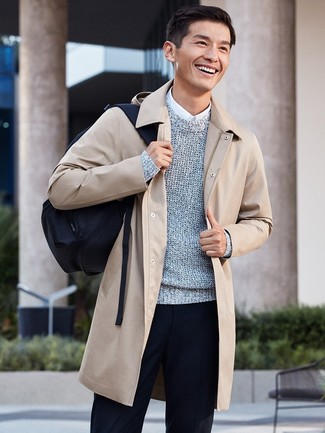 Wie Pullover mit einem Rundhalsausschnitt mit Mantels zu kombinieren – 64 Elegante Herbst Herren Outfits: Tragen Sie einen Mantel und einen Pullover mit einem Rundhalsausschnitt für Ihren Bürojob. Ein cooler Übergangs-Look.