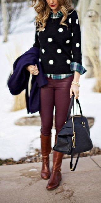 Schwarzen Pullover mit einem Rundhalsausschnitt kombinieren – 471 Damen Outfits: Ein schwarzer Pullover mit einem Rundhalsausschnitt und dunkelrote enge Jeans sind absolut Freizeit-Essentials und können mit einer Vielzahl von Stücken kombiniert werden, um einen modischen, legeren Look zu erzielen. Schalten Sie Ihren Kleidungsbestienmodus an und machen braunen kniehohe Stiefel aus Leder zu Ihrer Schuhwerkwahl.