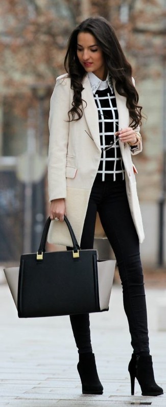 hellbeige Mantel, schwarzer und weißer Pullover mit einem Rundhalsausschnitt mit Karomuster, weißes besticktes Businesshemd, schwarze enge Jeans für Damen