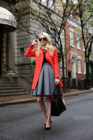 Grauen Skaterrock kombinieren – 23 Damen Outfits: Das Praktische an einem roten Mantel und einem grauen Skaterrock ist, dass man sie mit verschiedenen Stücken paaren und völlig unterschiedliche Outfits schaffen kann. Schwarze Leder Pumps sind eine ideale Wahl, um dieses Outfit zu vervollständigen.